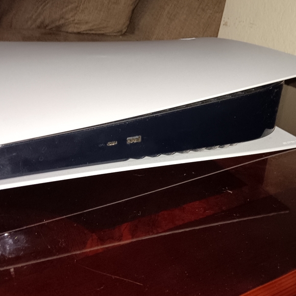 PS5 console - Picture 3 of 5